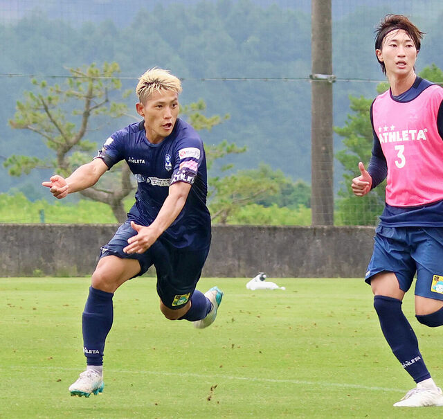 【J3熱戦】沼津MF向井ひな太2戦連発弾で連敗脱出! ブラジル人DFセナの攻撃的サイドバック起用が勝利の鍵に