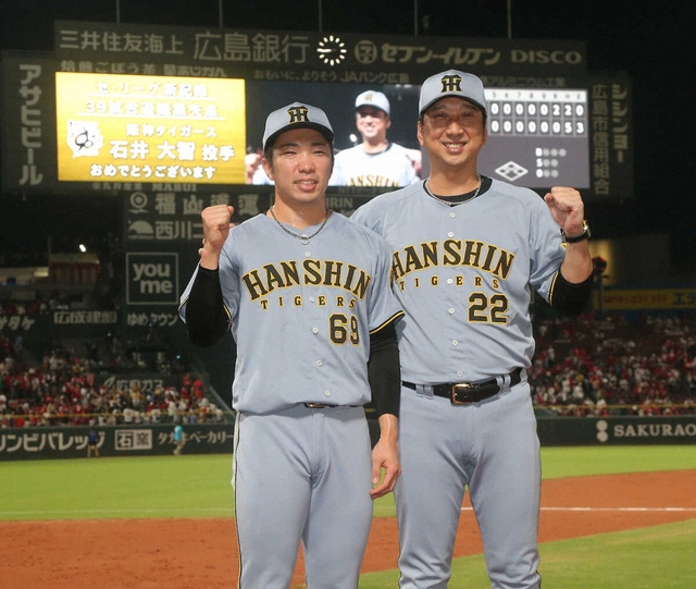 阪神・石井大智がプロ野球史に刻む39戦連続無失点! 藤川監督との記念ショットで語る「次なる挑戦」