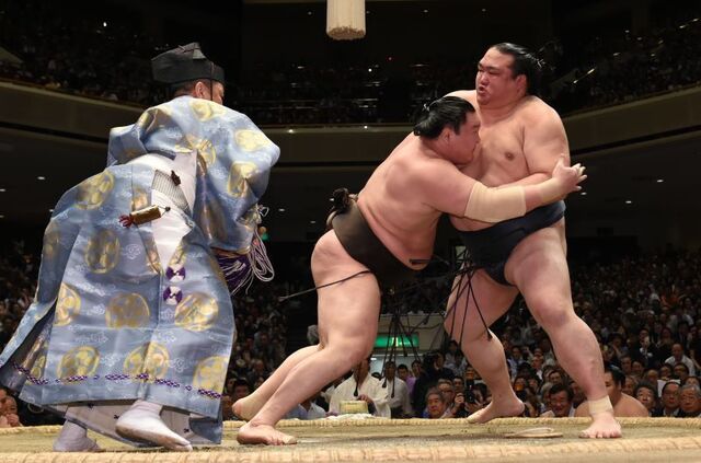 大相撲の舞台裏：式守伊之助の草履ミスと白鵬の快勝