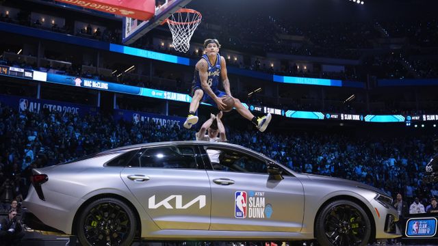 マクラング選手が車を飛び越えるダンクで NBA 史上初の 3 連覇達成！