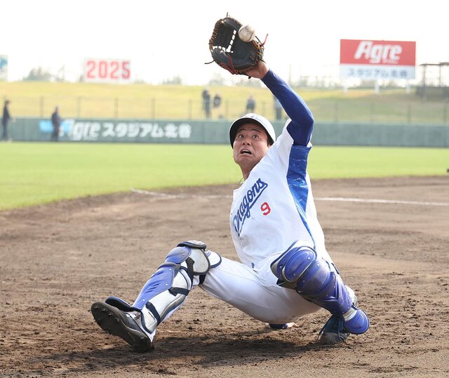 中日ドラフト 4 位ルーキー石伊雄太、井上監督の地獄ノックに悶絶も最後は笑顔