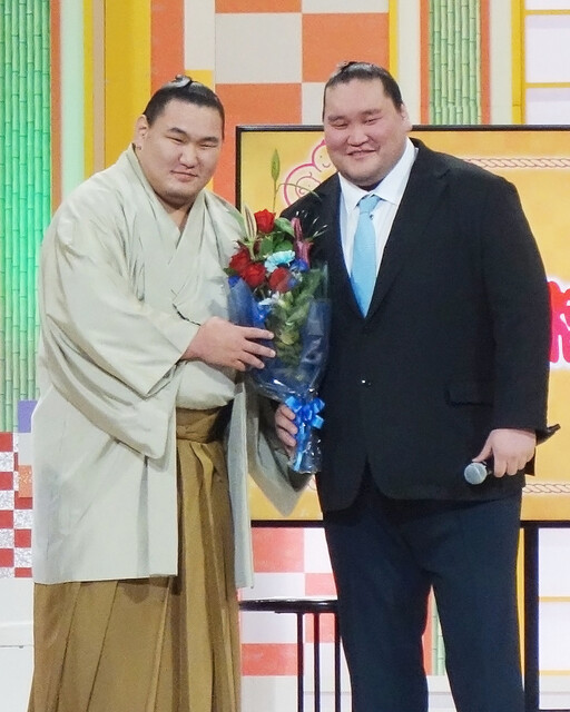 豊昇龍、2 桁優勝への意欲と照ノ富士親方への花束