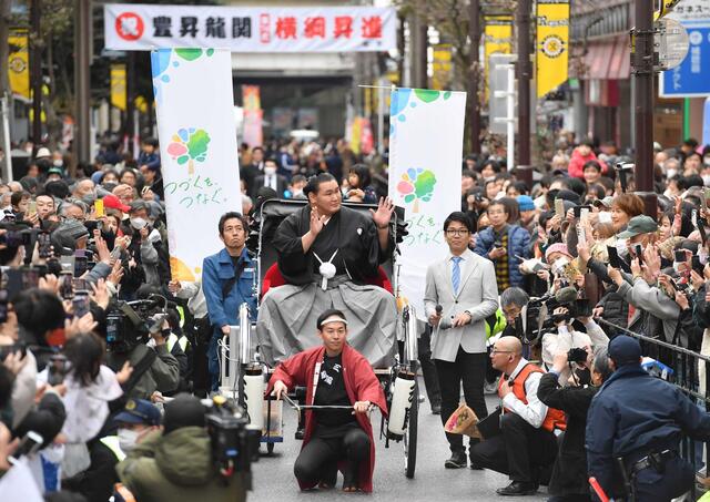 新横綱・豊昇龍 「日本のふるさと」柏に錦 祝賀パレードに２万５千人集まる