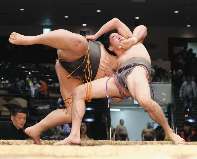 大相撲初場所 10 日目、山藤が繰り出した大技で勝利！【大相撲】