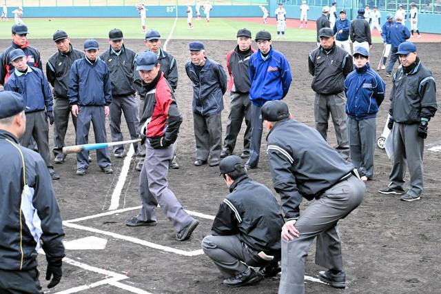 春季高校野球審判員講習会で実践形式の確認