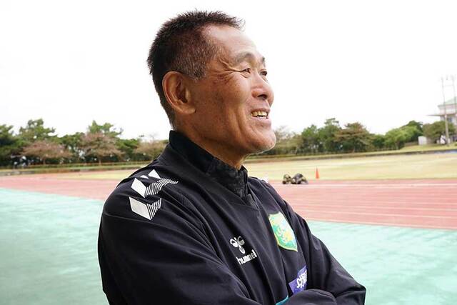 66 歳の石﨑信弘監督、J リーグでの輝かしい指揮キャリア