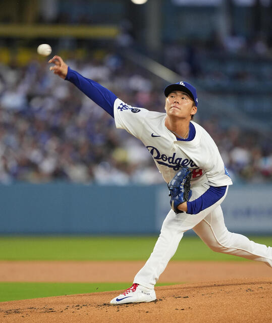 山本由伸がMLBで新たな伝説を刻む！ロバーツ監督が野茂英雄に例えた絶賛の投球