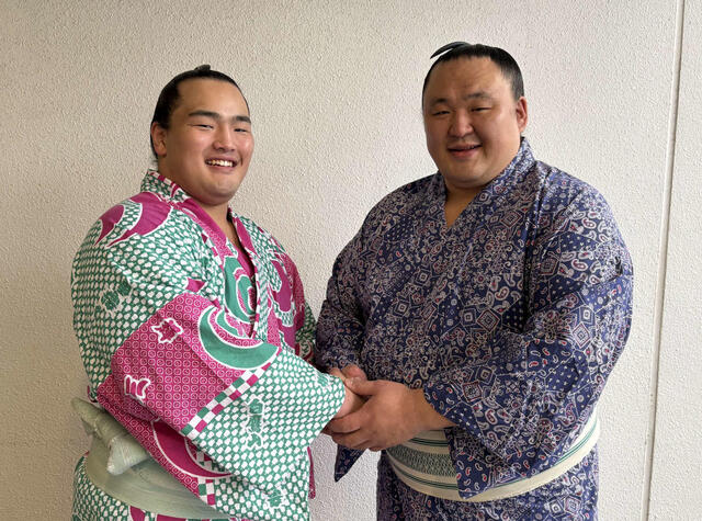 40歳の玉鷲が幕下優勝の大辻を祝福、再びの対戦に期待