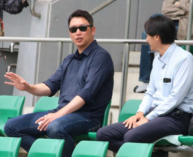 広島・新井監督が関西学生野球を観戦！長男・亮規浩のベンチ入りを応援