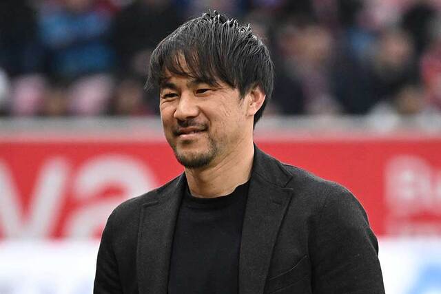 岡崎慎司が語る海外サッカー成功の秘訣：覚悟と距離感の重要性