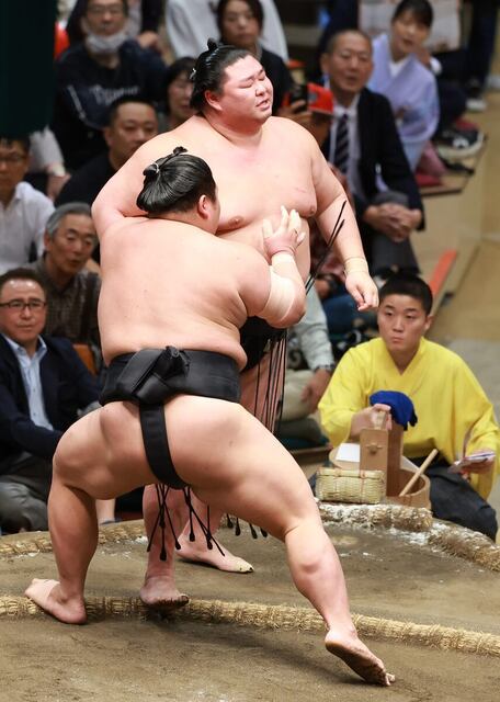 大相撲夏場所：伯桜鵬が自己最速の勝ち越し達成、右腕負傷も不屈の闘志
