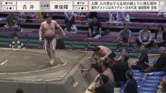 大相撲五月場所で激突！力士と行司が土俵下に転落するハプニング