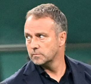 バルセロナ、フリック監督の契約延長で3冠達成への期待高まる