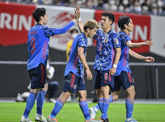 遠藤航と鎌田大地の絆：プレミアリーグ最終節での感動的な再会