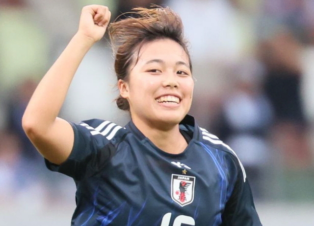 谷川萌々子、ミュンヘンでの優勝セレモニーで民族衣装を披露！ サッカー女子日本代表の活躍に注目