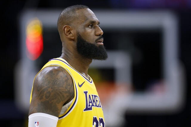 レブロン・ジェームズの去就に注目！LAレイカーズ残留か移籍か？元NFL選手が予想