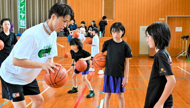 Bリーグ選手が八頭町でバスケットボール教室を開催！子どもたちにプロの技を伝授