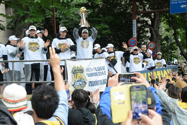 宇都宮ブレックス、雨の中5万人のファンと共にBリーグ優勝パレードを開催