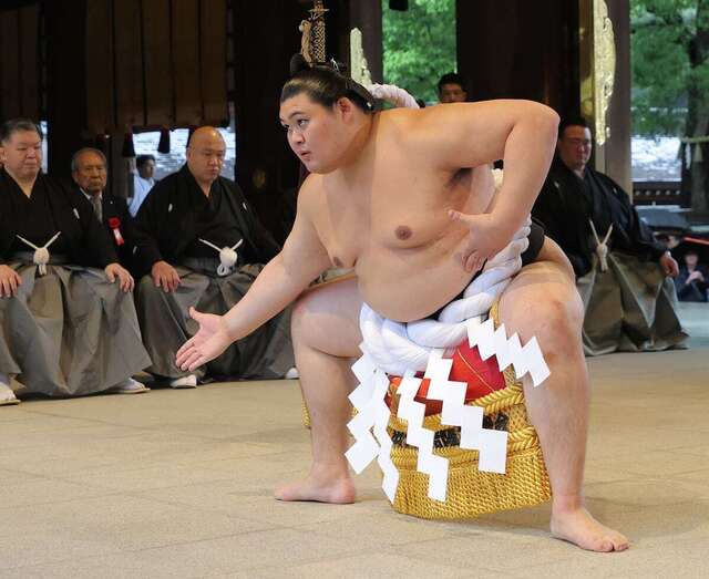 大相撲新横綱大の里の栄光と引退への道：桜の花の散るごとく