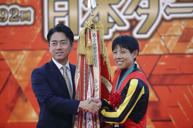 【日本ダービー2025】小泉進次郎農水大臣の感動の瞬間と競馬の魅力