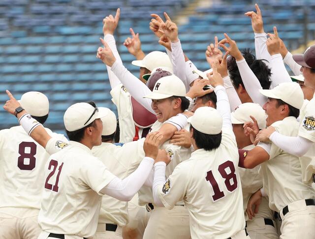 早稲田大学野球部の優勝を祝う乃木坂46黒見明香の神宮球場応援