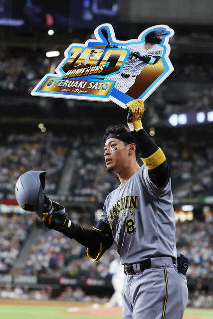 阪神佐藤輝明、プロ通算100本塁打達成！少年時代の友情が支える偉業