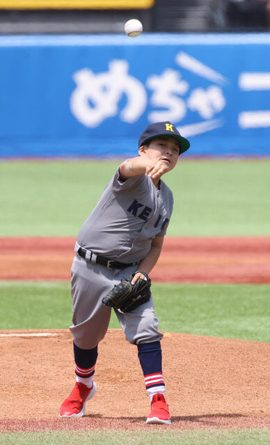 骨形成不全症を乗り越えて：慶大野球部の大野晴人さんが始球式で笑顔を披露