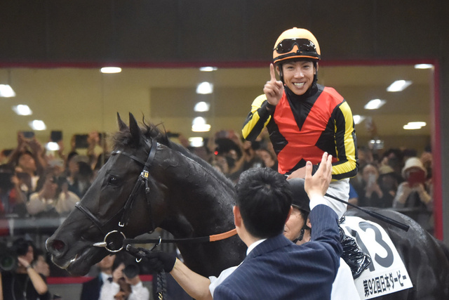 【日本ダービー2025】北村友一騎手の無言の勝利と祝福の瞬間をジョッキーカメラが捉える