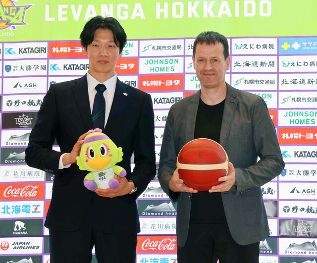 レバンガ北海道新HCトーステン・ロイブル氏就任会見で富永啓生への期待を語る