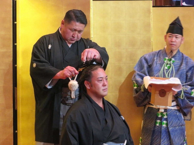 旭大星の力士人生を締めくくる感動の断髪式：照ノ富士親方ら約400人が出席