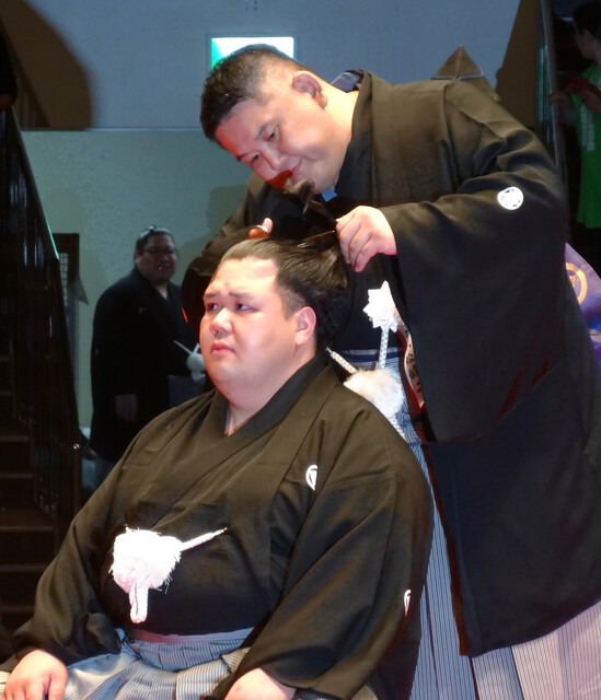 元小結阿武咲の感動の断髪式：大相撲界の新たな旅立ち
