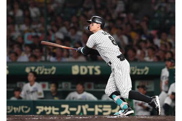佐藤輝明の驚異の一撃！160km剛速球をバックスクリーンに叩き込む