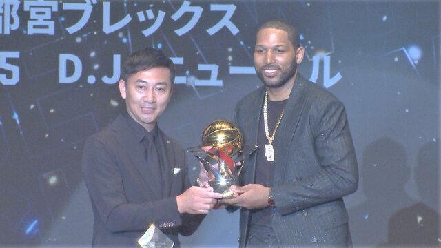 宇都宮ブレックスのD.J・ニュービルが2季連続MVP受賞、急逝したブラスウェル監督に捧ぐ