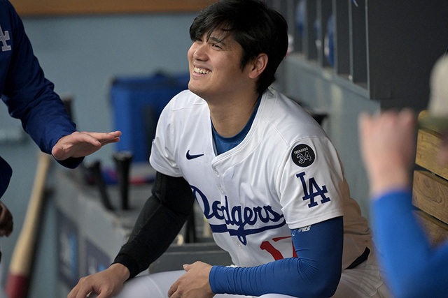 大谷翔平とカーショーの感動の瞬間：MLB史上最高の抱擁