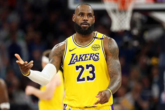 レブロン・ジェームズのレイカーズ残留決定と将来の移籍可能性：NBAの新たな局面