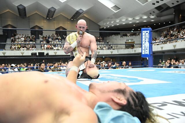 ゲイブ・キッドが棚橋弘至を破りIWGP GLOBAL初防衛！感動の勝利に涙
