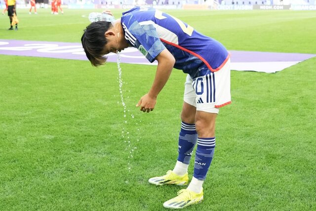 Jリーグ熱戦の舞台裏：東京V新人FWの大胆な水分補給とサッカーの進化