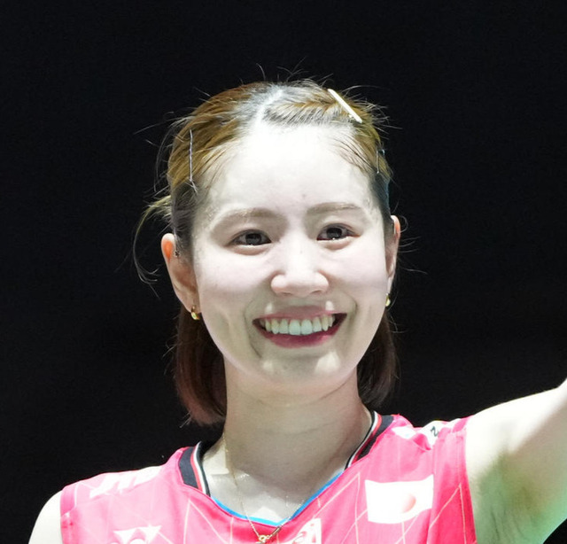 【バドミントン】志田千陽と広上瑠依、イルミネーションを背に体幹トレーニングで汗流す！