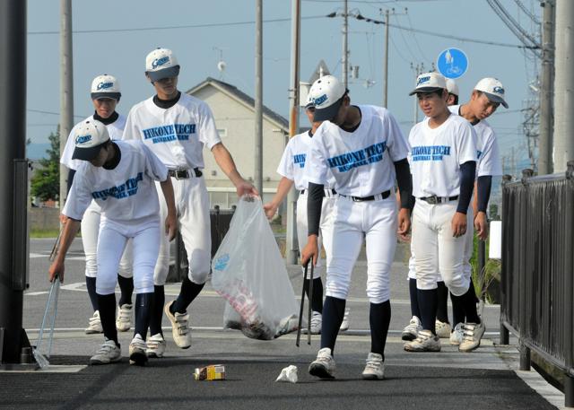 彦根工野球部の地域貢献活動：ごみ拾いで地域と共に歩む