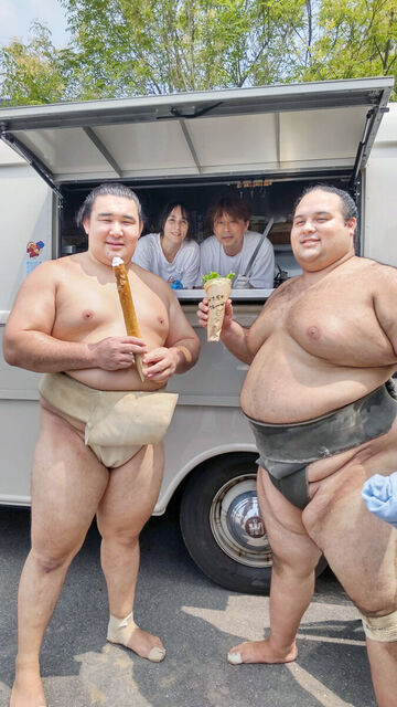 鳴戸部屋で特別クレープ体験！欧勝馬と若元春が稽古後の至福のひととき