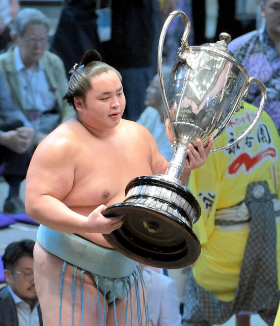 琴勝峰、名古屋場所で初優勝！人情深き力士の軌跡