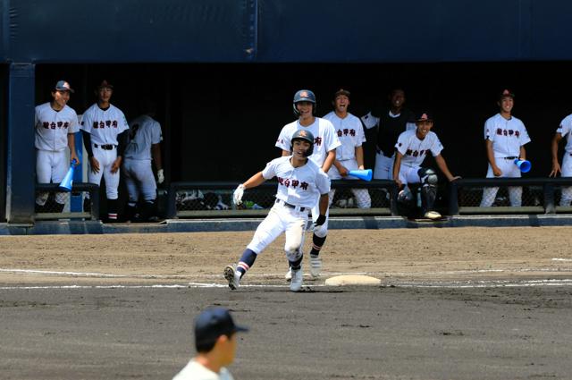 駿台甲府・横井秀宗選手の一打が反撃の火蓋を切る！全国高校野球山梨大会の熱戦