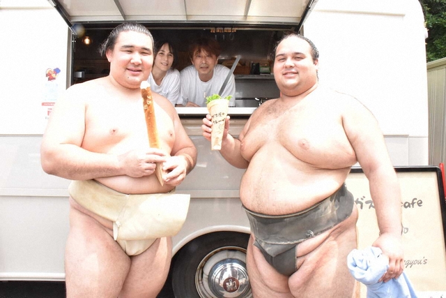 大相撲鳴戸部屋稽古場で人気クレープ店が特別出店！力士たちも絶賛