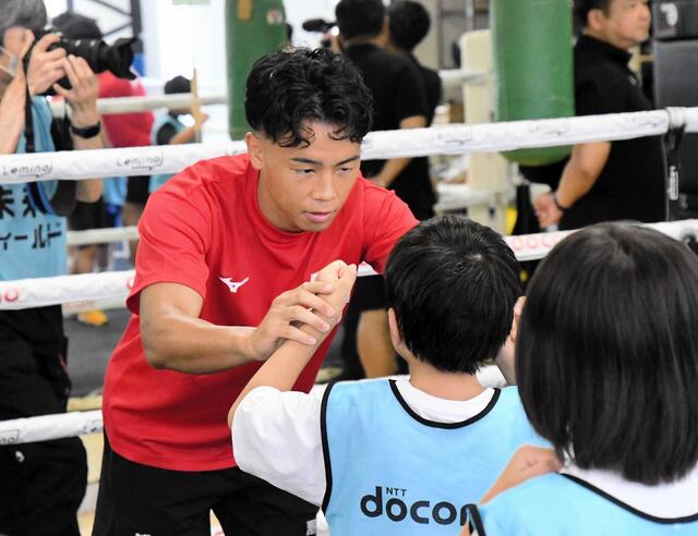 武居由樹が子供たちとボクシング交流！V3防衛への決意を新たに