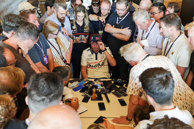 フェルスタッペン、メルセデス移籍説を否定せず、F1への情熱を再確認