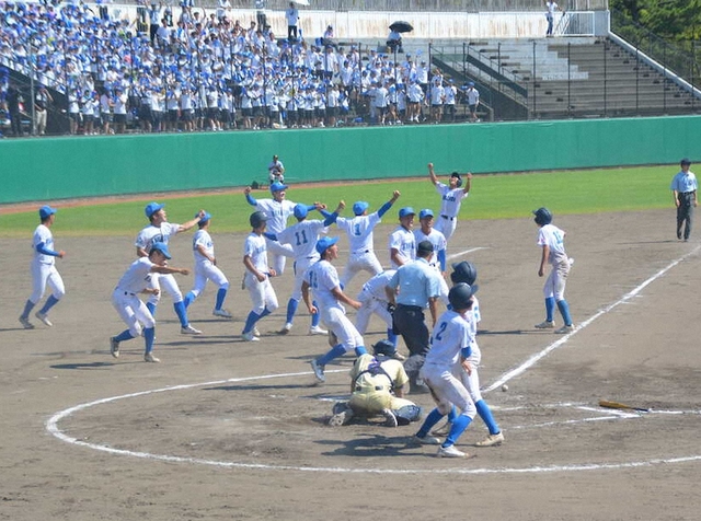 【高校野球】金沢が14年ぶりの甲子園出場へ！延長戦の逆転サヨナラ勝利で星稜を下す