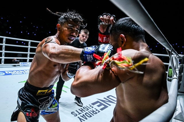 【ONE FF】伝説の右フック炸裂！スリヤンレックが7連勝ランボンを劇的KO葬