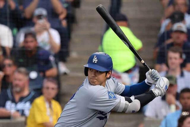 大谷翔平の珍プレーに敵地放送席が戦慄！折れたバットが二塁手を襲う【MLBドジャース戦レポート】