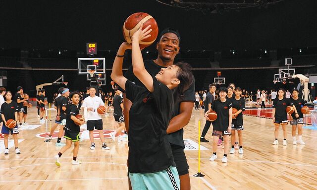 八村塁が中高生に直接指導！NBAレーカーズのテクニックを伝授【バスケットボールキャンプ】