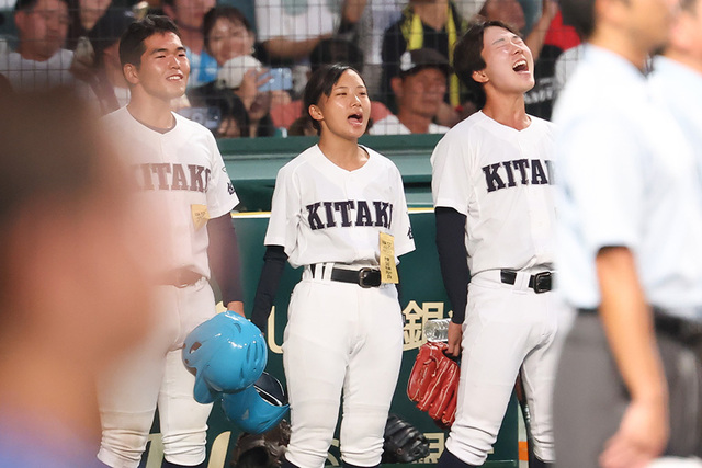 甲子園の新時代：女子部員がボールパーソンとして歴史を刻む